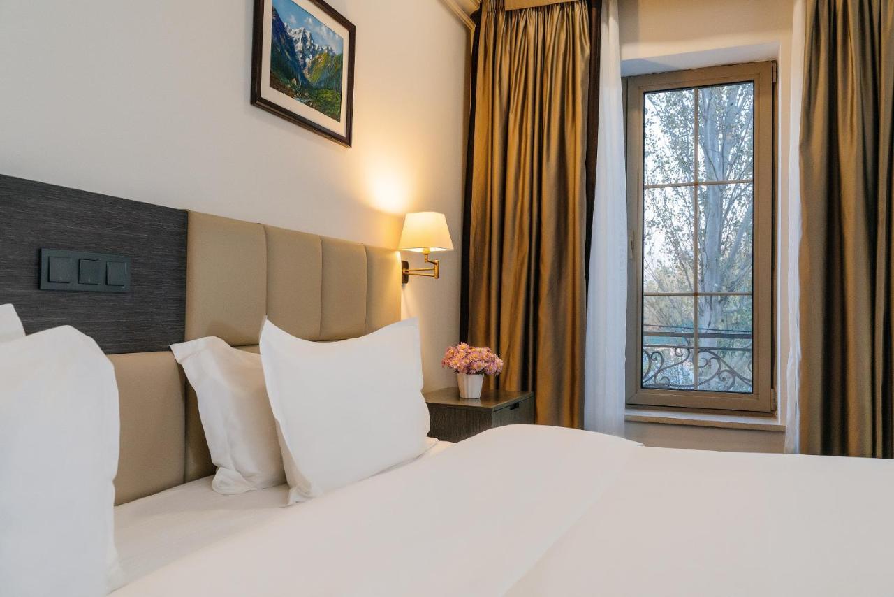 Ambassador Hotel Biskek Kültér fotó